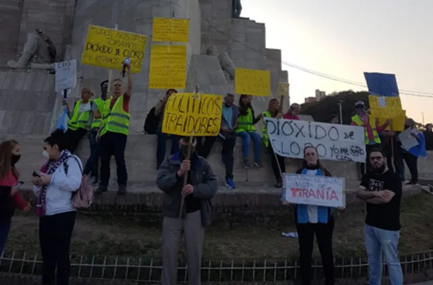 Los reclamos contra el gobierno en el Monumento: »Un gobierno corrupto está usando a la pandemia»