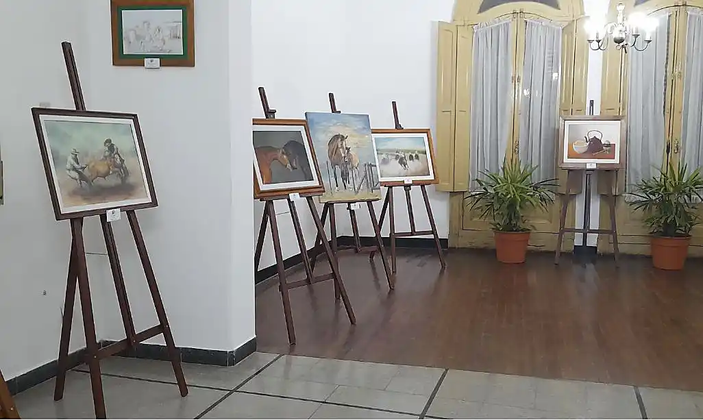 Se inauguró la primera exposición de dibujos y pinturas “Formas y colores de lo nuestro”