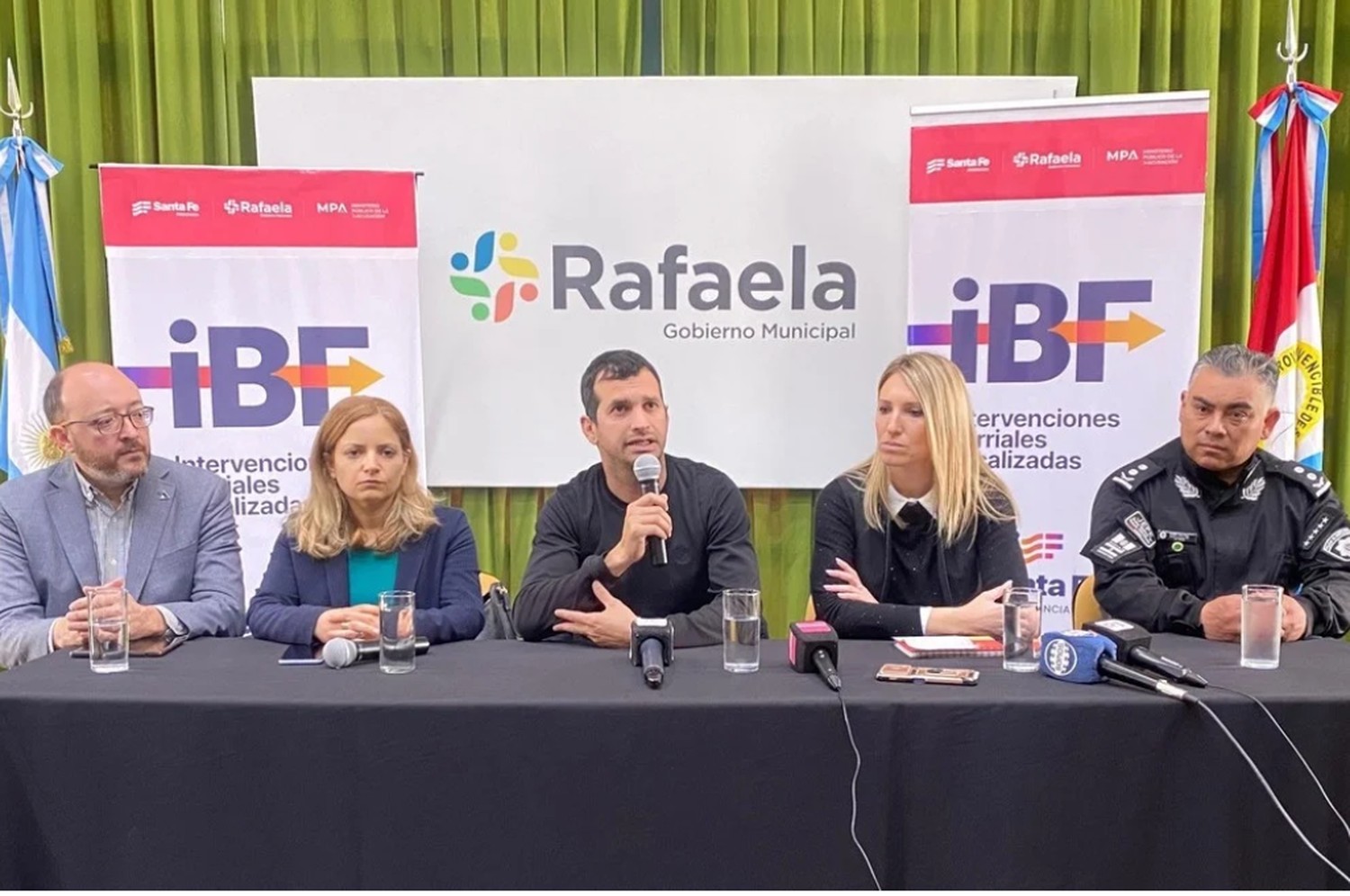 Las autoridades brindaron una conferencia de prensa.