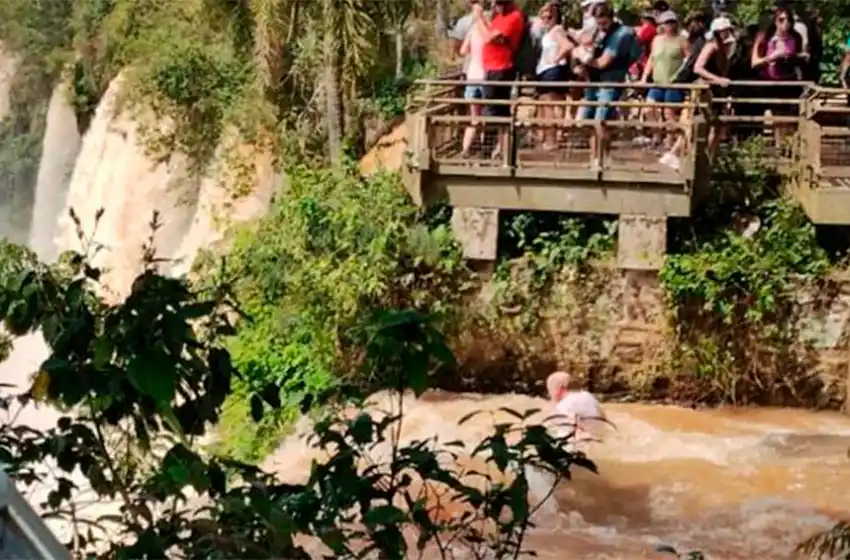 Buscan intensamente a un turista que cayó en las Cataratas del Iguazú