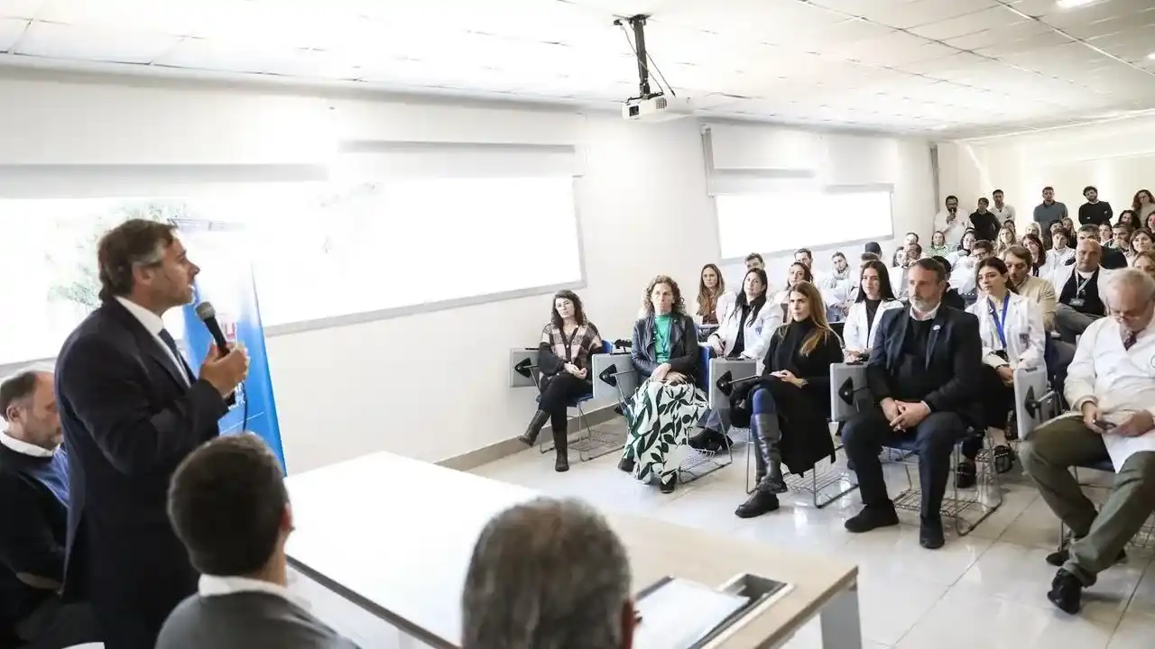 El intendente anunció el acuerdo con la UBA en el Hospital Central.