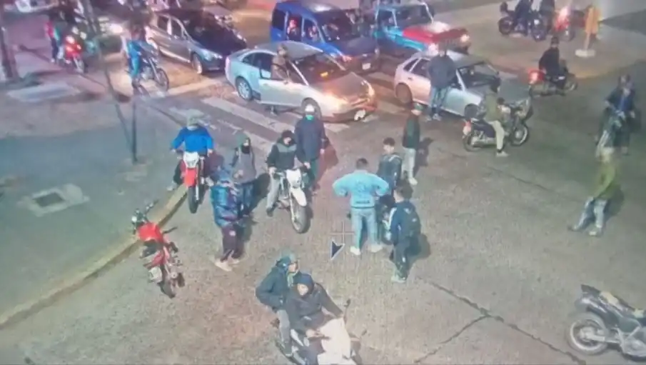 La Plata: Esta madrugada hubo tensión en una marcha de la UOCRA mientras la protesta policial seguía activa