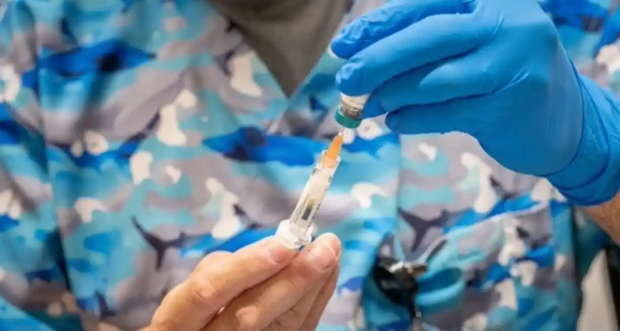 La vacuna triple vírica (MMR) es la forma más eficaz de combatir el sarampión, pero en EEUU no es obligatoria.