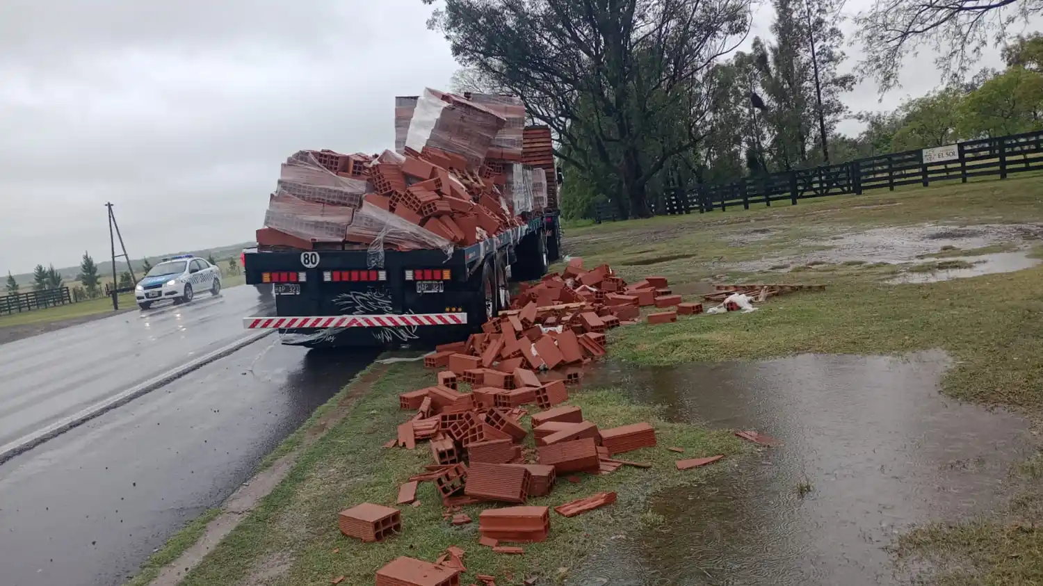Accidente vial sobre Ruta Provincial N°26: un camión volcó parte de su carga sin registrar heridos