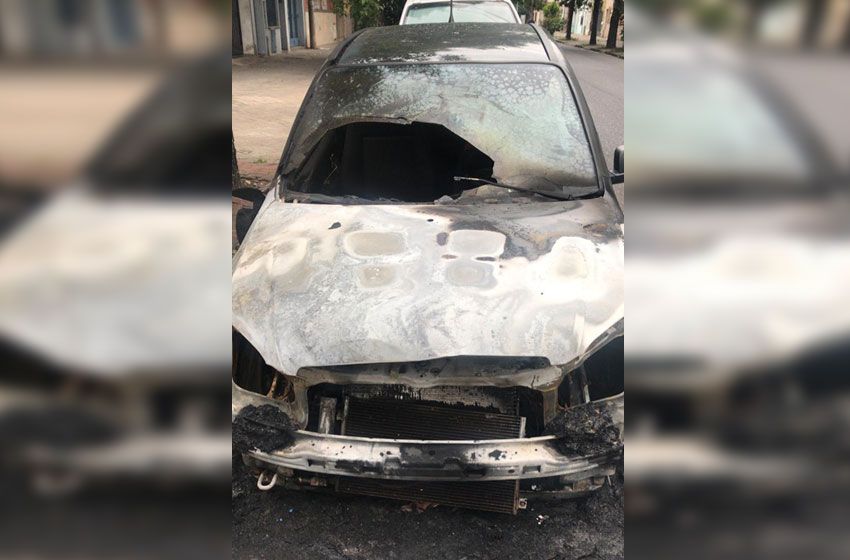 Quemaron un auto en la zona de la terminal