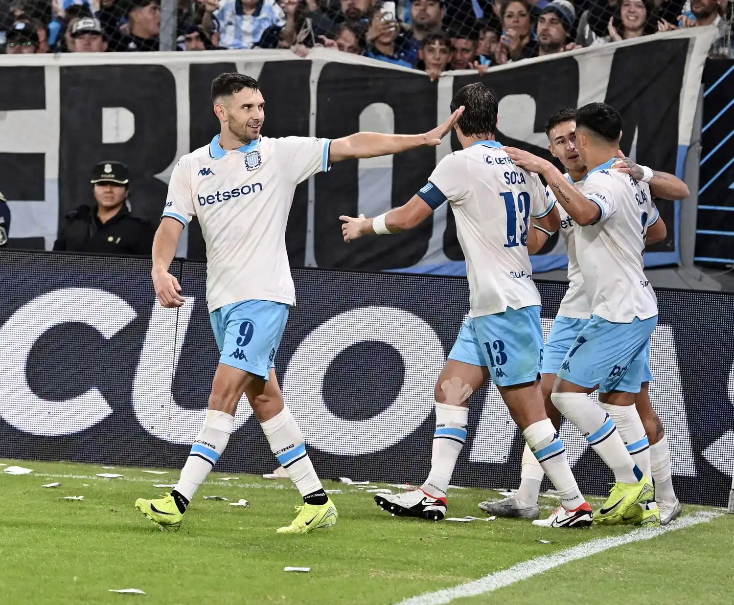 Racing vapuleó a Banfield y lucha por la clasificación