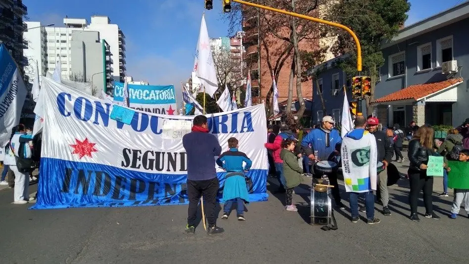 La agrupación "Segunda Independencia" se manifestó frente a la sede de la Región Sanitaria VIII