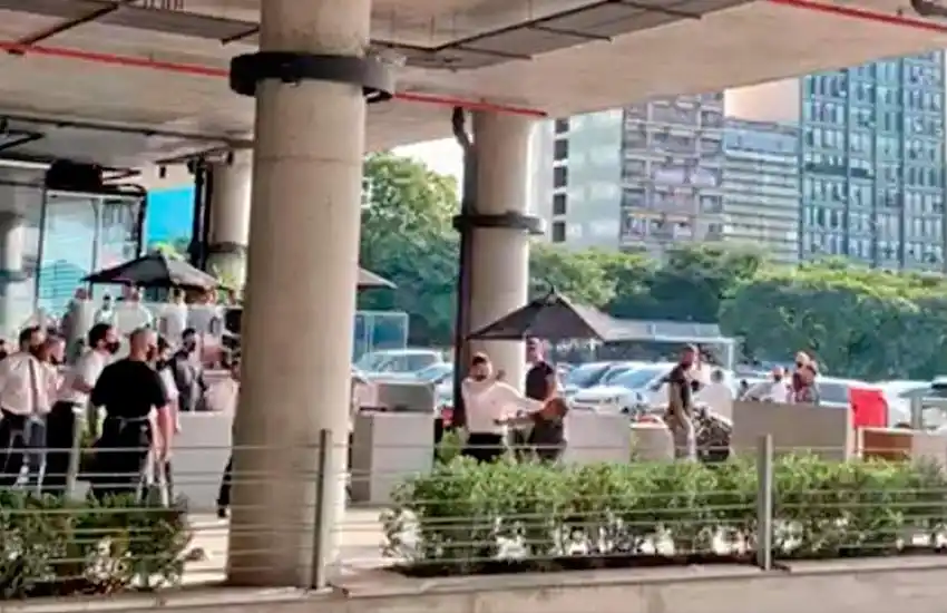 Video: batalla campal en un restaurante de Vicente López con clientes y mozos a las trompadas