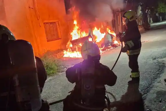 Tensión en zona noroeste por el incendio de un auto en la calle