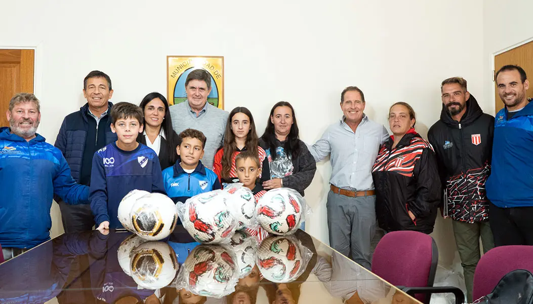 Entregaron pelotas y material a Independiente y Sportivo