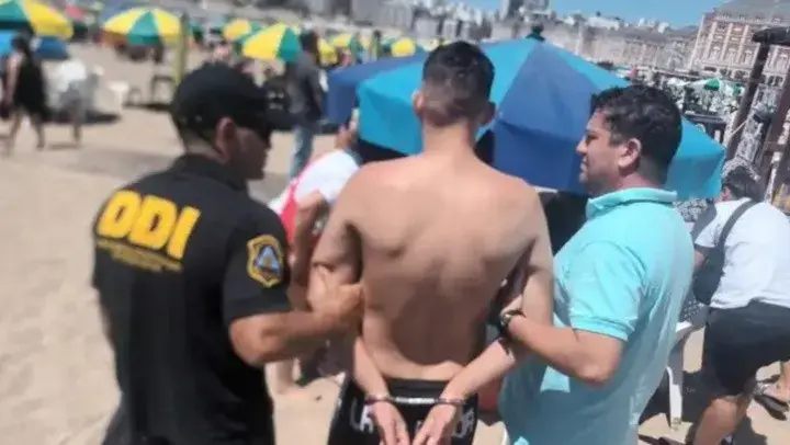 El hombre estaba acompañado por su pareja y su suegra, quienes intentaron alcanzarle una toalla mientras era esposado por los oficiales.