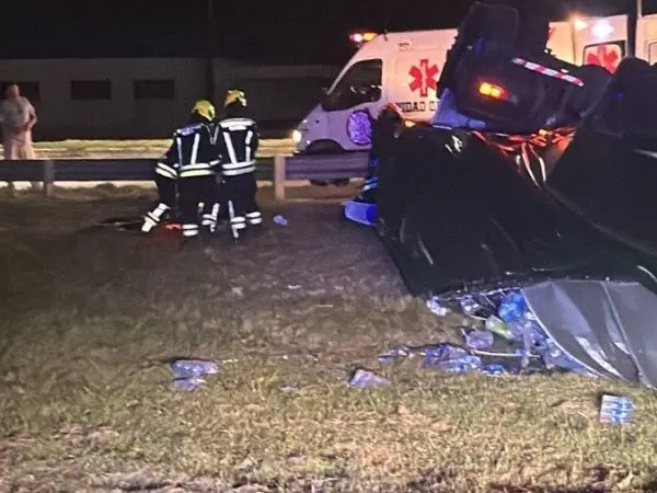 Accidente trágico en la región: murió un camionero tras volcar en una rotonda cerca de Alcorta