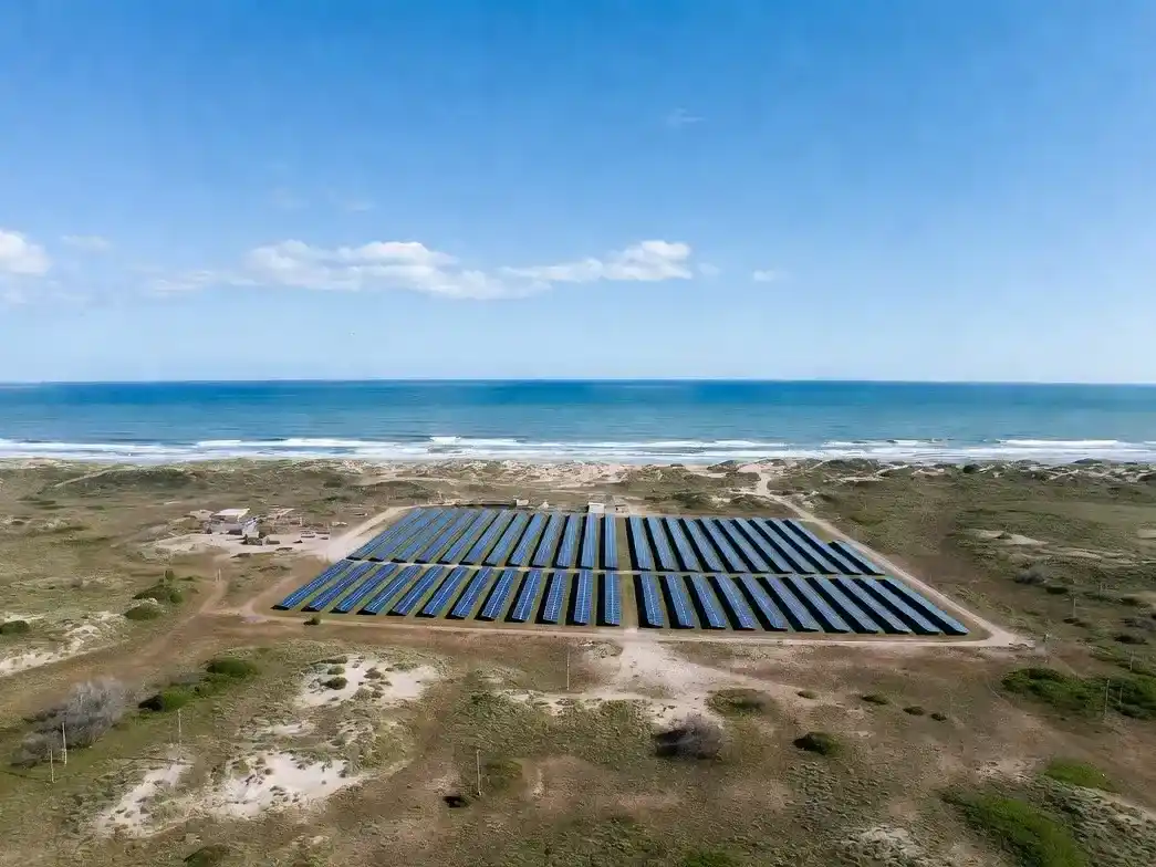 Imagen de un parque solar en Marisol recreada con IA-Grok