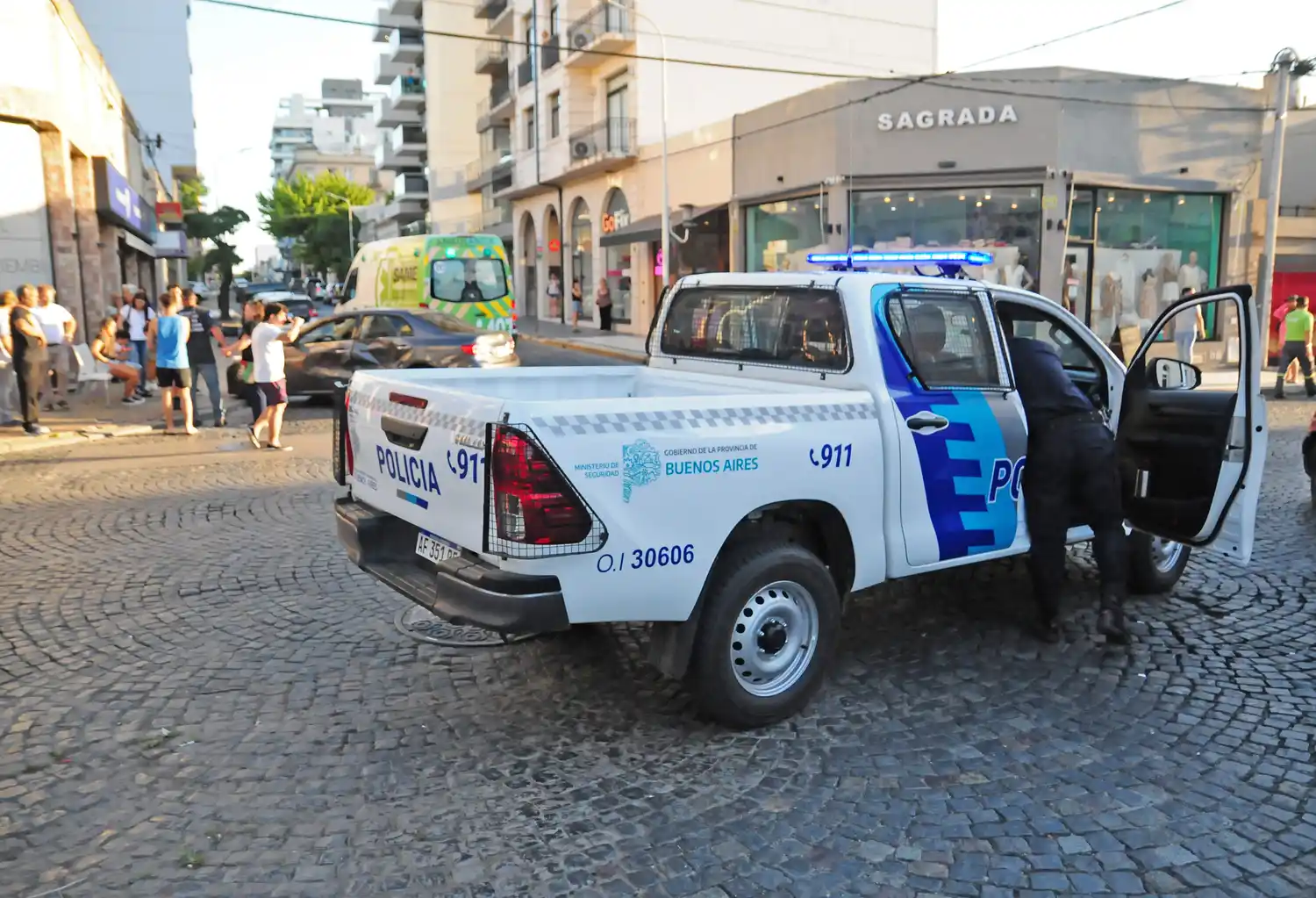 El conductor de una Chevrolet Tracker embistió a dos vehículos en San Martin y Chacabuco