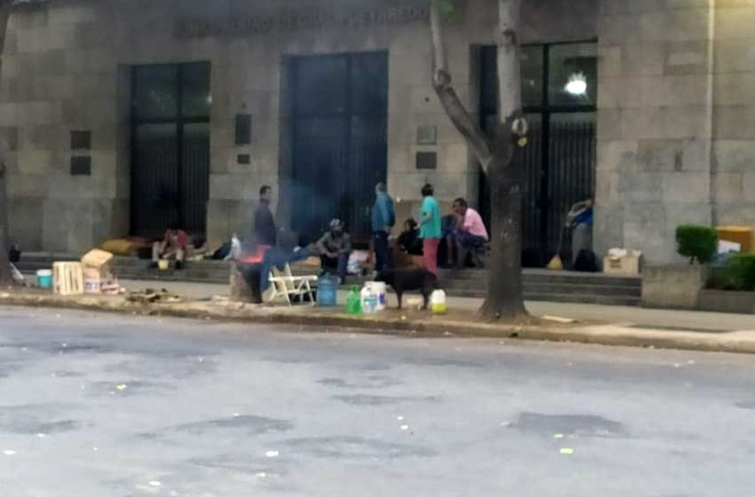 Una docena de personas continúan acampando frente a la Municipalidad