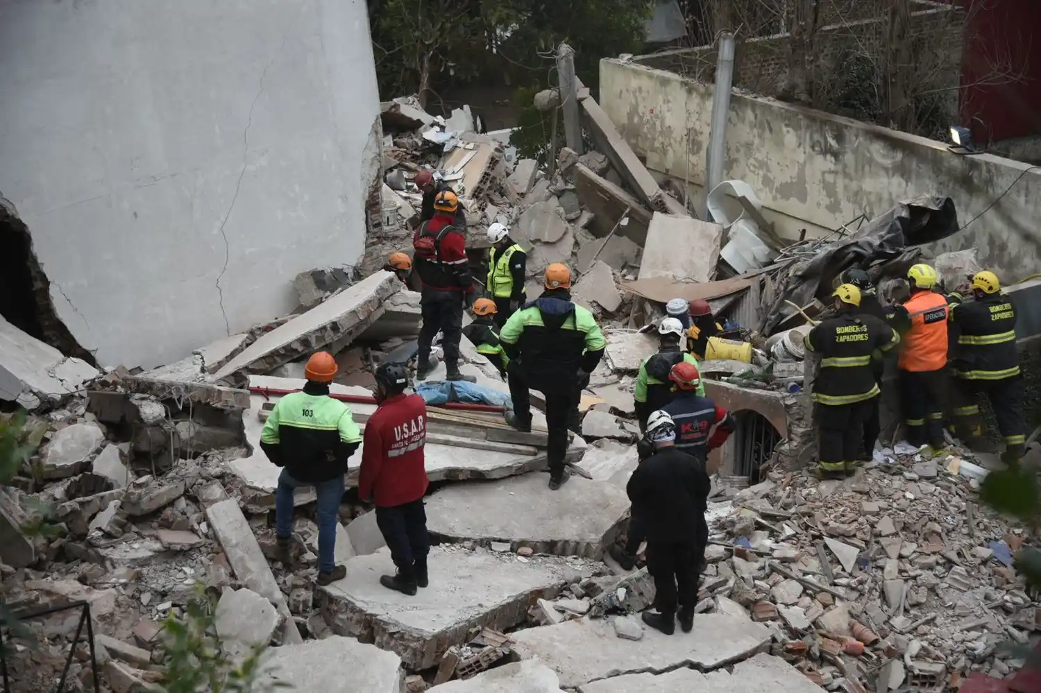 Buscan un hombre entre los escombros de la casa derrumbada en Rosario