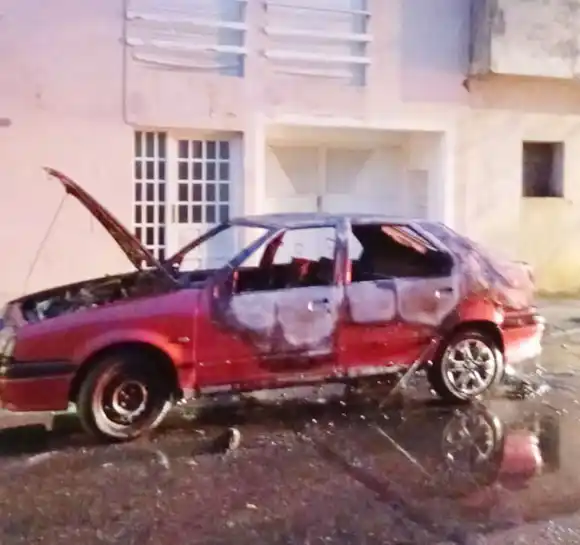 Un automóvil se incendió mientras circulaba por la vía pública
