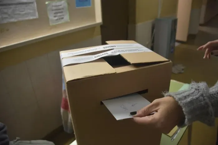 Los ciudadanos pueden consultar si aparecen en el registro de infractores al deber de votar para verificar su situación. Crédito: Flavio Raina.