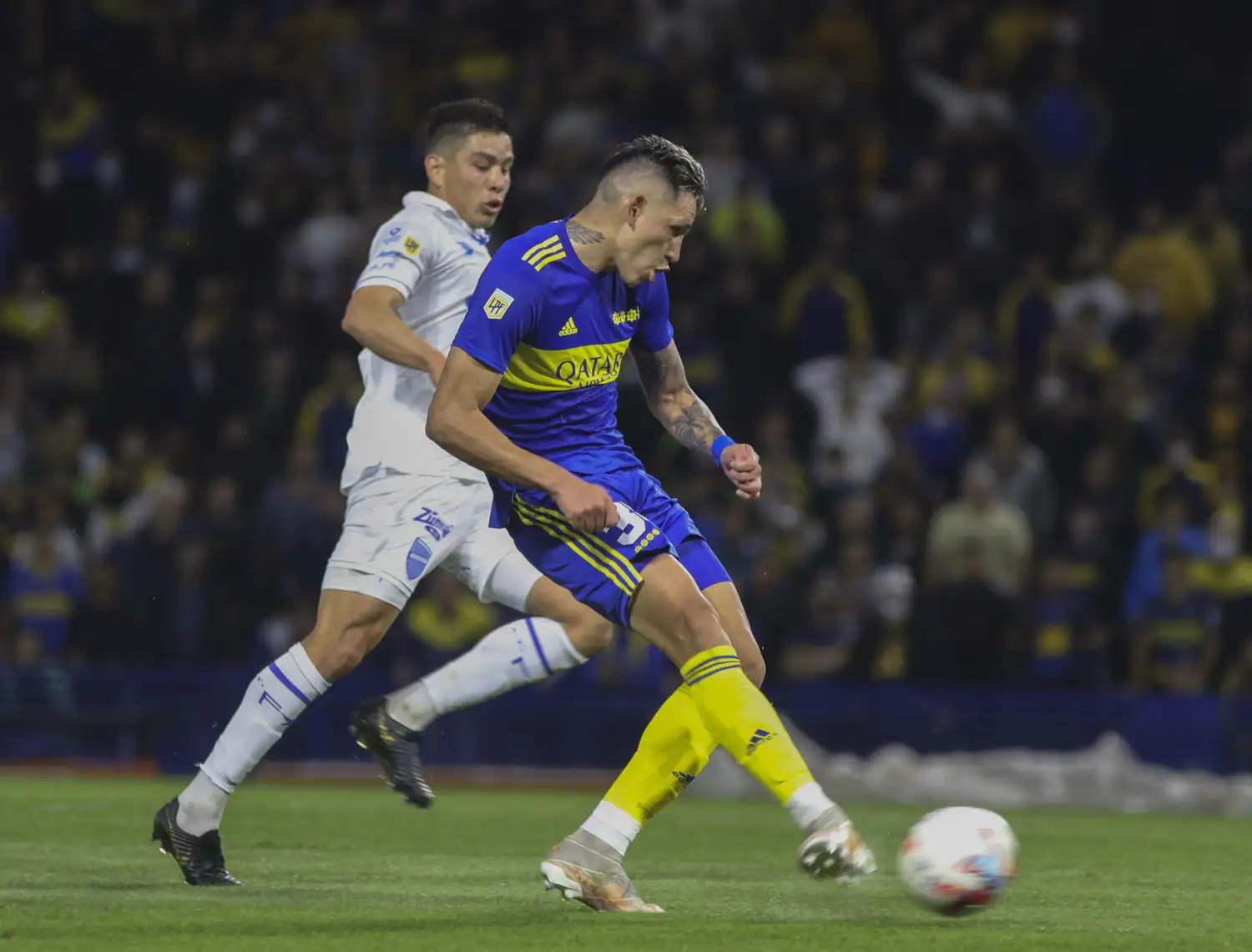 Vázquez abre el pie para poner el 2-1.