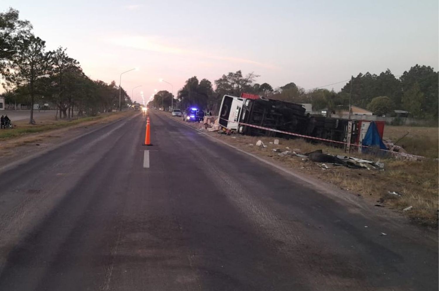 Accidente entre un camión y una camioneta en ruta 11, altura Las Toscas