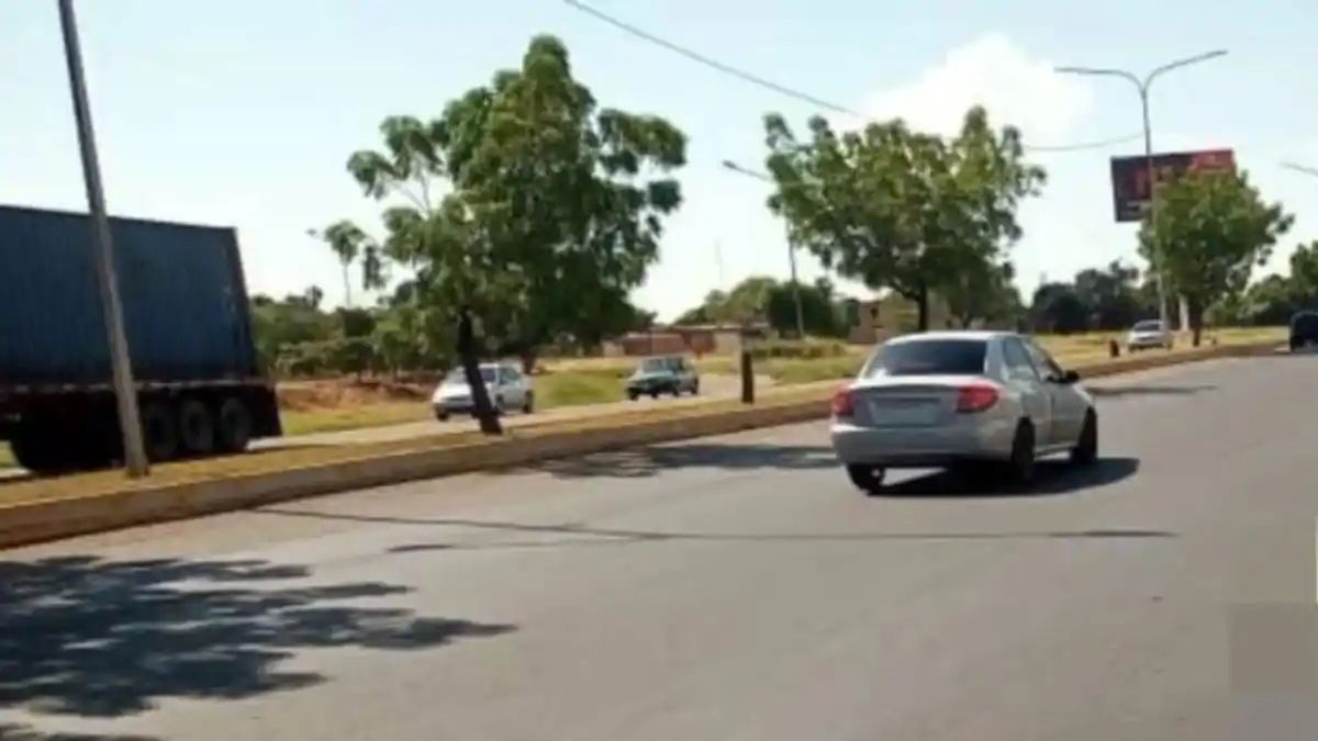 Muere arrollada luego de caer de un distribuidor vial (+Detalles)