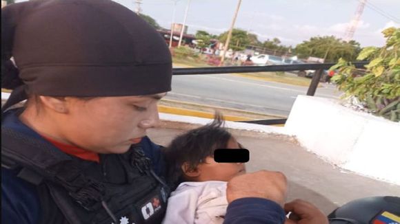 ¡DESPUÉS DE LAS PROTESTAS! Localizan a bebé de la etnia yukpa abandonada en Puente Sobre El Lago