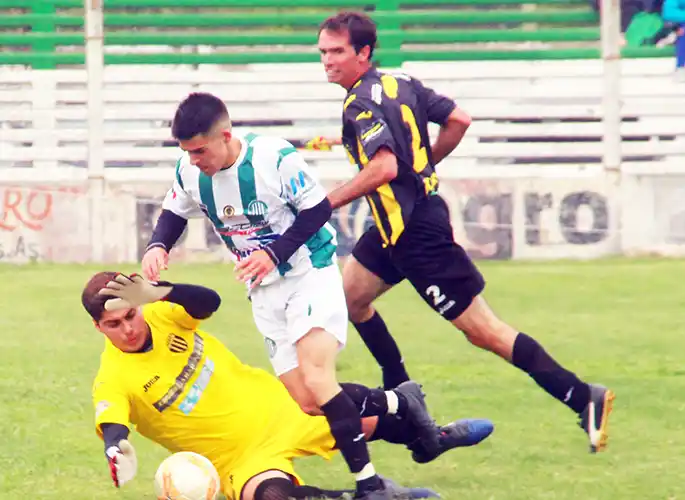 Se le escaparon dos puntos pero continúa en la cima