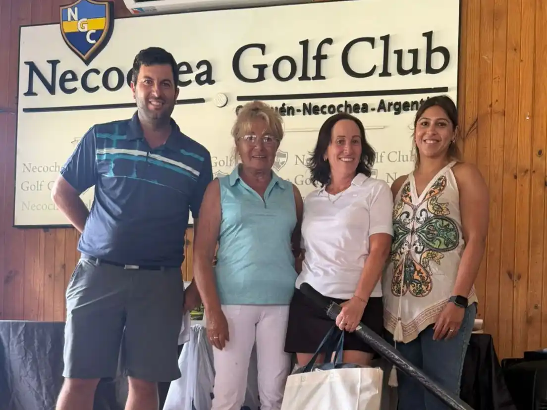Diego Astesano, presidente de Necochea Golf Club junto a la secretaria Elena Ruiz, la Fernanda Cholomoniuk y María Belén Restelli, gerenta del Banco Galicia.