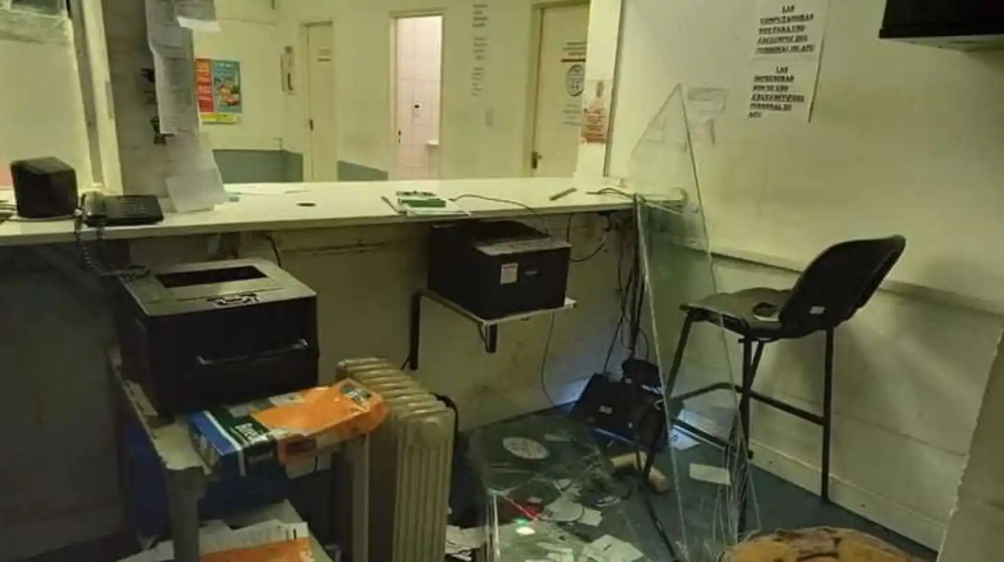 Se quejaron porque los médicos demoraron en atenderlos y destrozaron la guardia del Hospital municipal de Morón