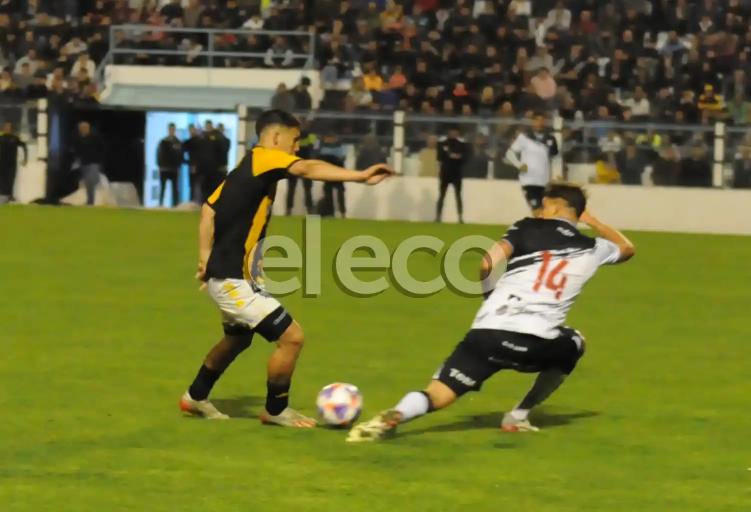 Vallejo intenta eludir la marca de López.