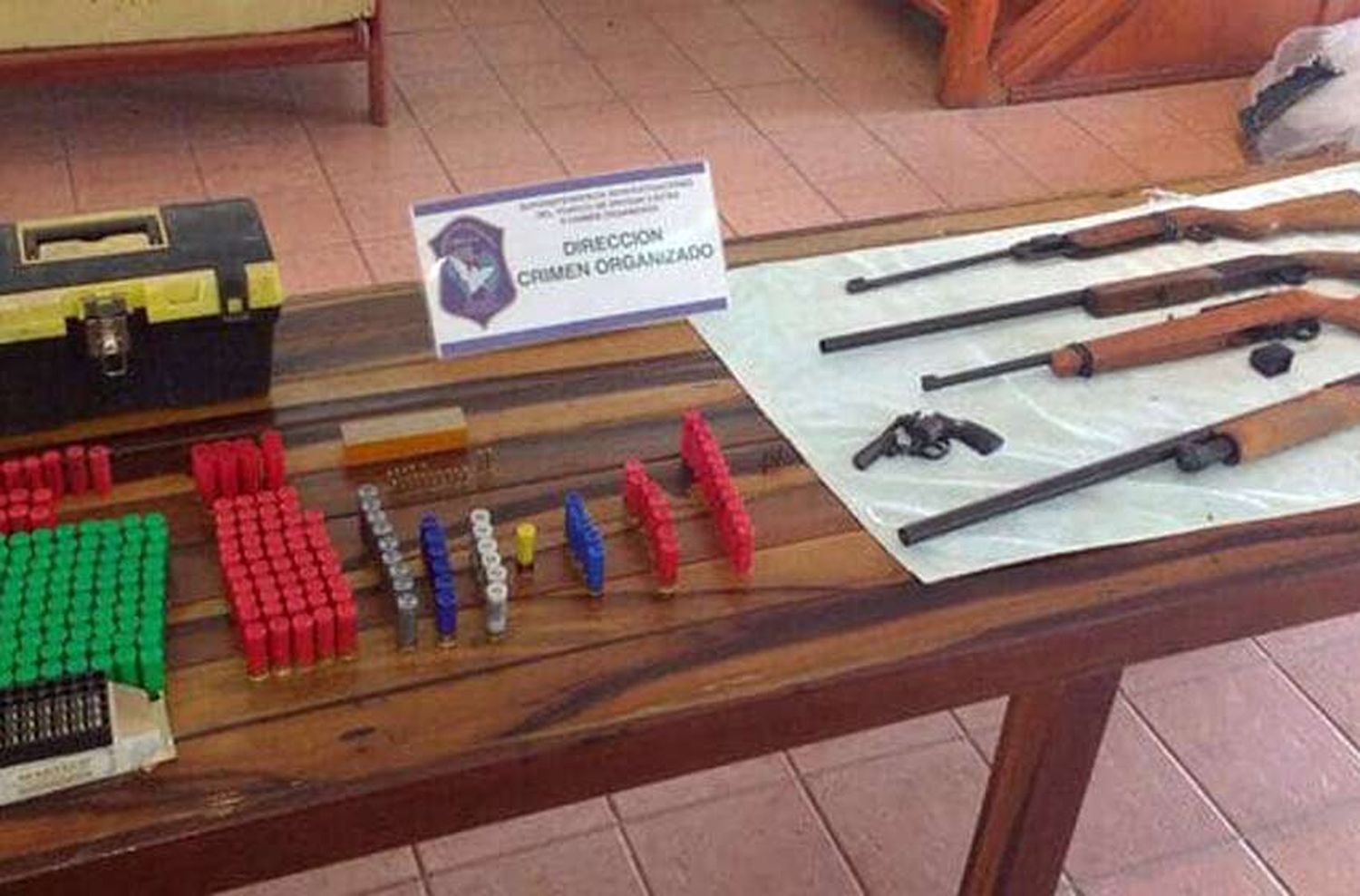 Dólares, armas y autos fueron confiscados en los allanamientos al «Pata» Medina