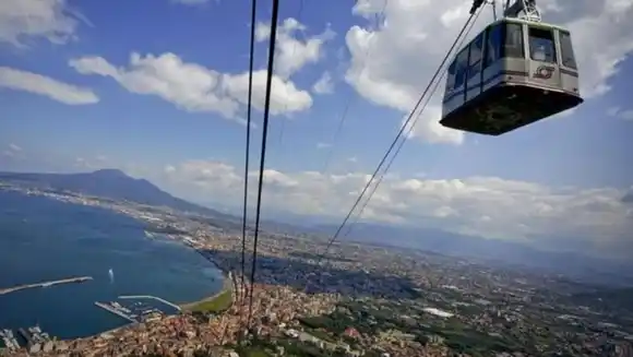 Al menos cuatro muertos al caer un teleférico en Italia