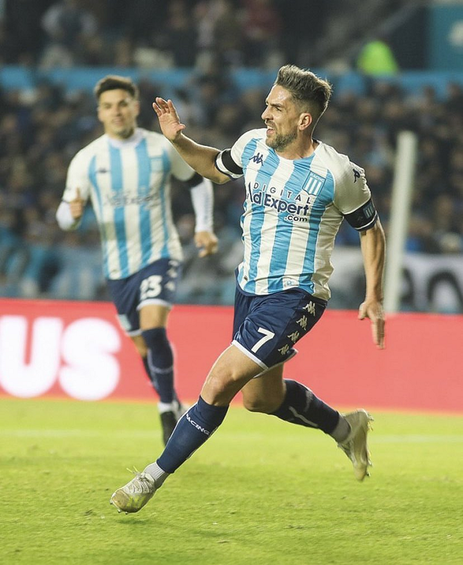 En un partido marcado por las polémicas, Racing venció 2-1 a Vélez