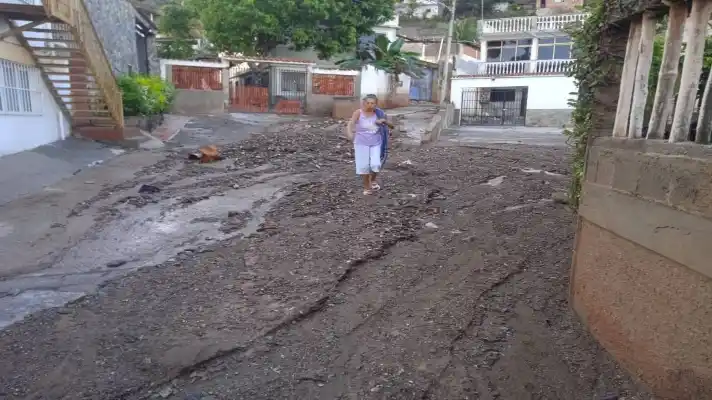 Lluvias causaron estragos en el eje costero oeste de Vargas