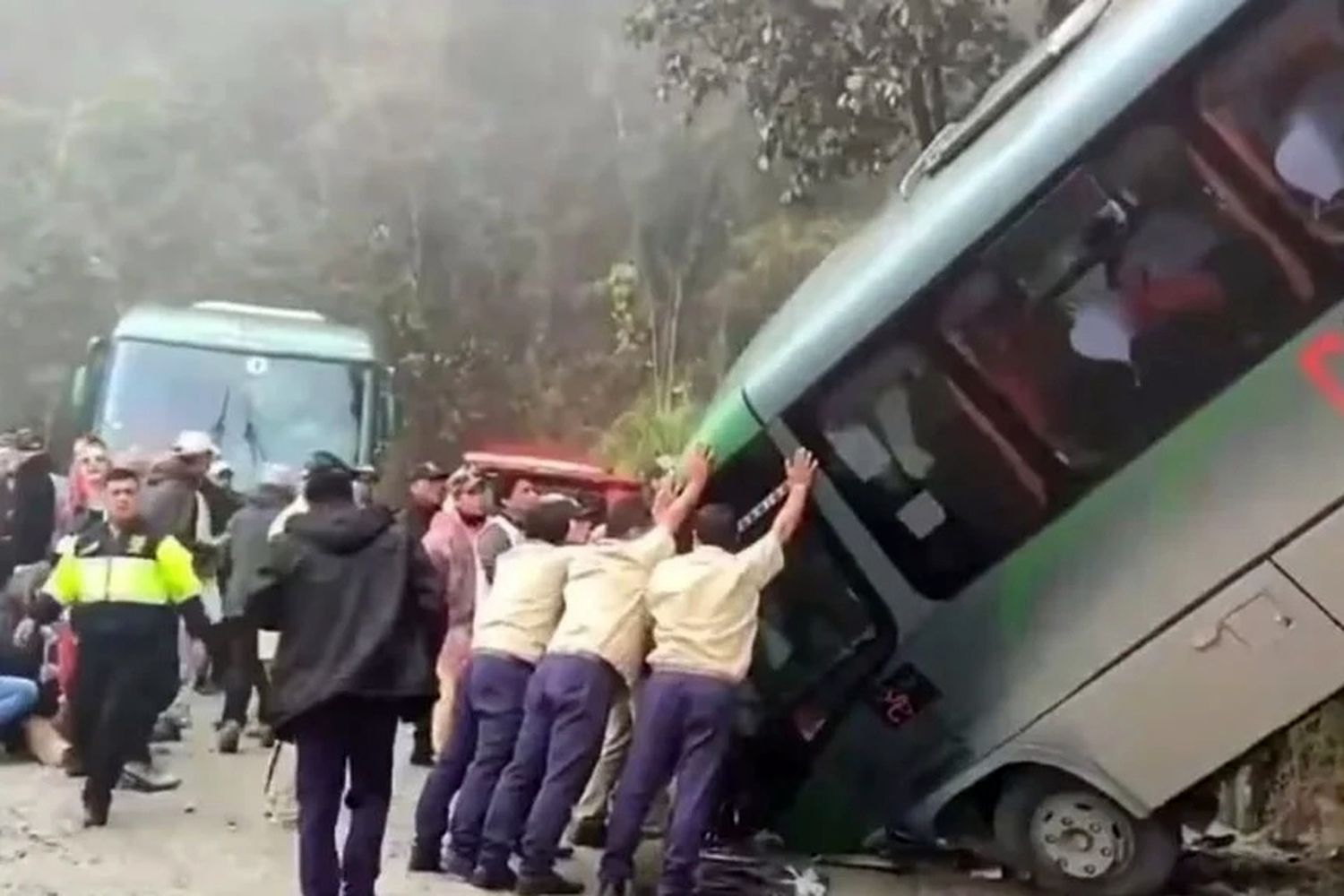 Un autobús turístico que regresaba de las ruinas perdió el control y se desbarrancó.