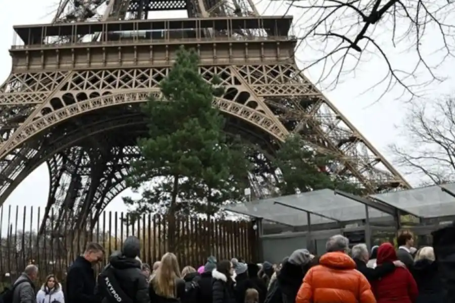 Se declaró un incendio en la Torre Eiffel y debieron evacuar a los visitantes