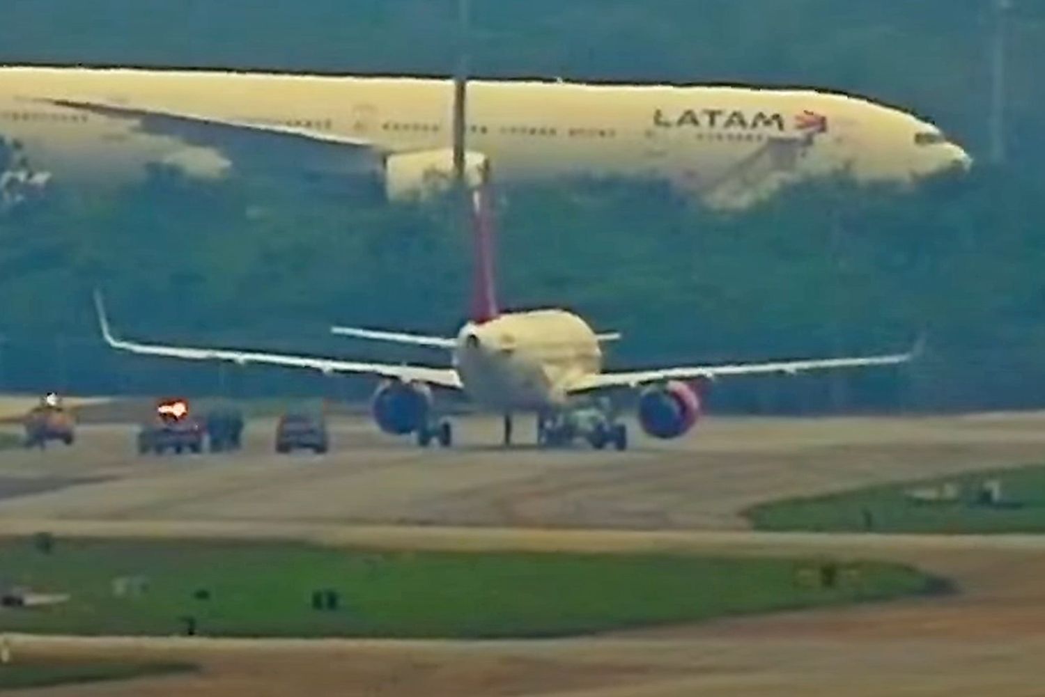 Avión de Avianca aterriza en Guarulhos acompañado de vehículos de la Policía Federal tras amenaza a bordo