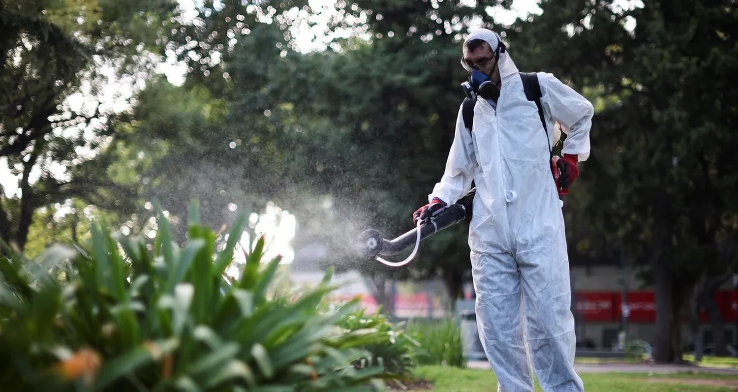 La fumigación colabora en la reducción de los mosquitos. Crédito: Reuters/Agustin Marcarian