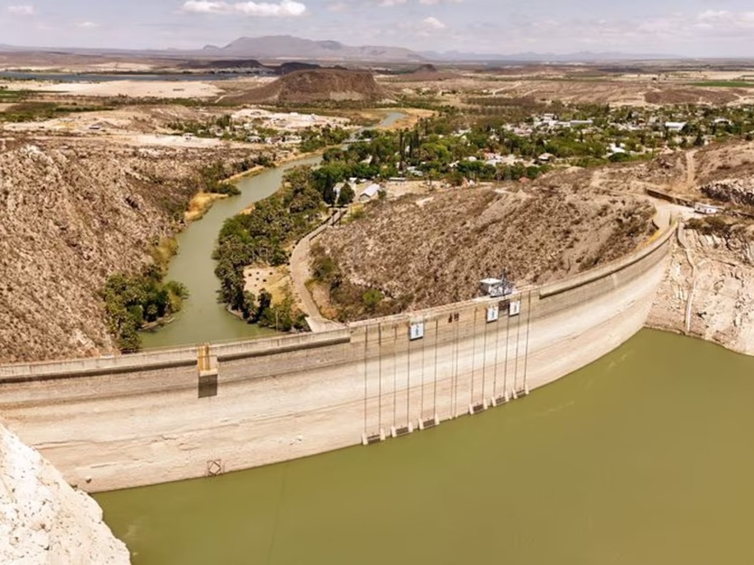El peso del agua en todas las represas del mundo modificó el eje de rotación de la Tierra