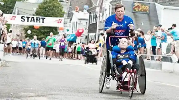 Muere Dick Hoyt, el padre que convirtió a su hijo con parálisis cerebral en un Ironman