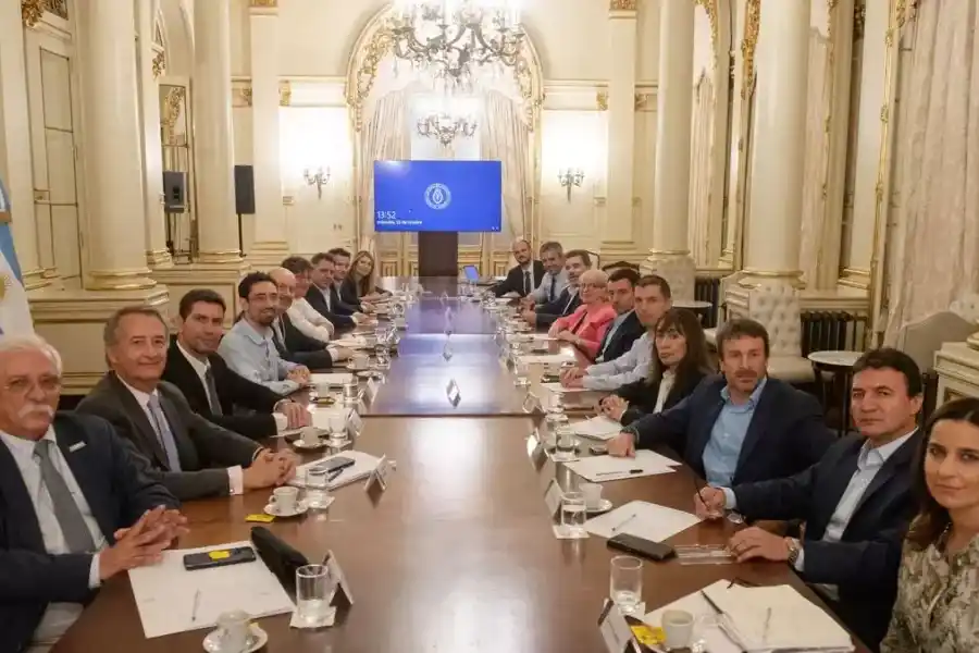 De Loredo en el grupo de diputados de la UCR que se reunieron con el Ejecutivo para tratar temas legislativos.