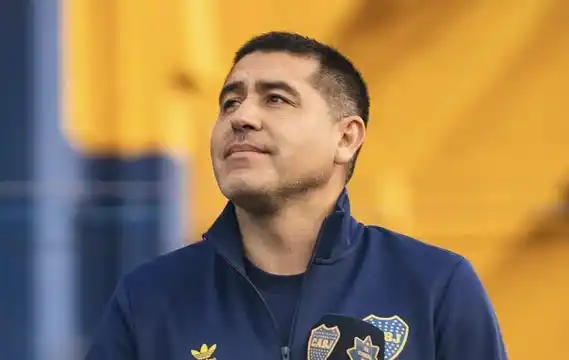 Riquelme alegó un ‘temita de horarios’ para justificar la ausencia de los refuerzos