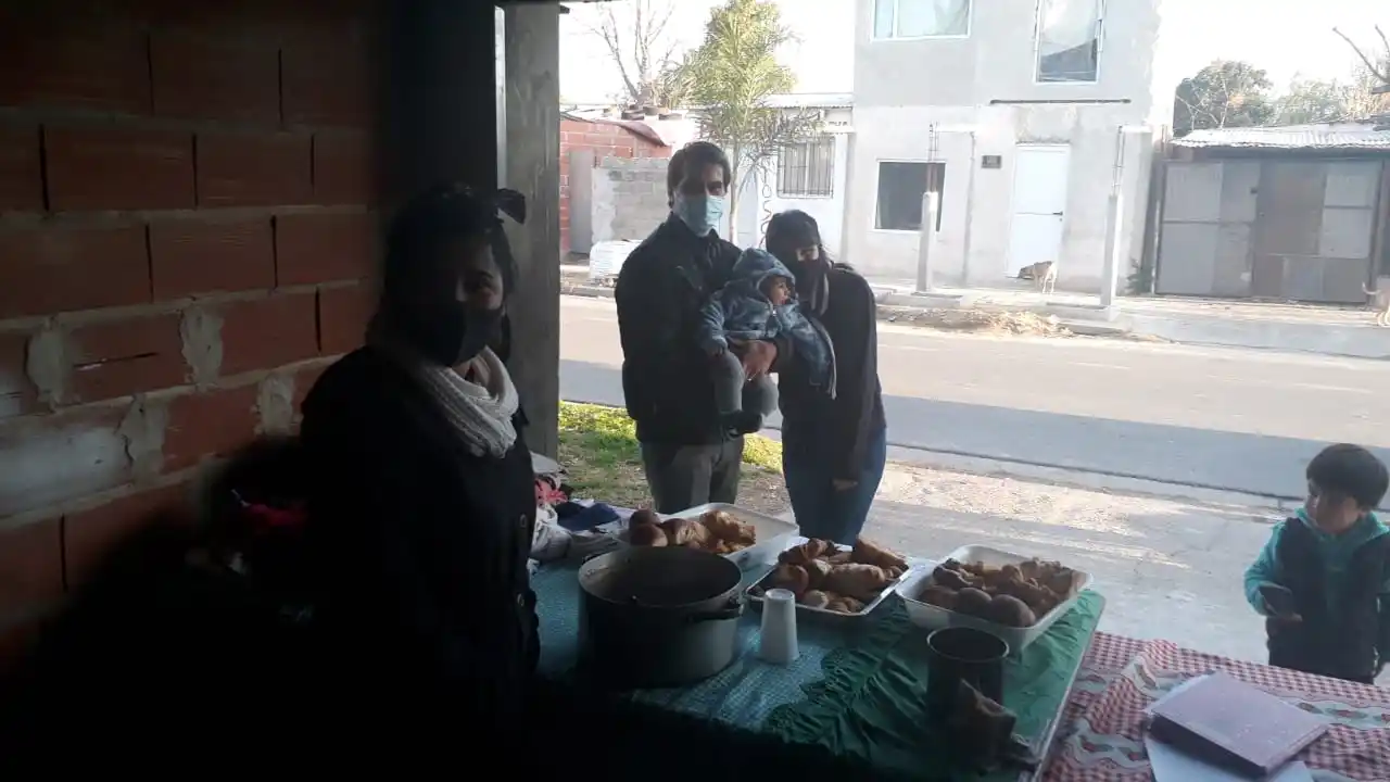 Grupo de amigos prepararon chocolatada para los chicos del barrio San Francisco