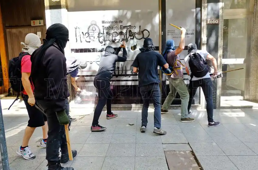 Manifestantes ocasionaron destrozos en el Ministerio de Trabajo