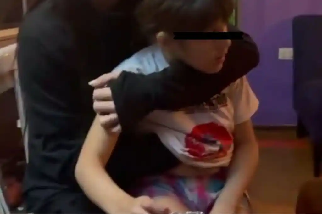 Indignación: un video muestra a Mala Fama tocando a una menor