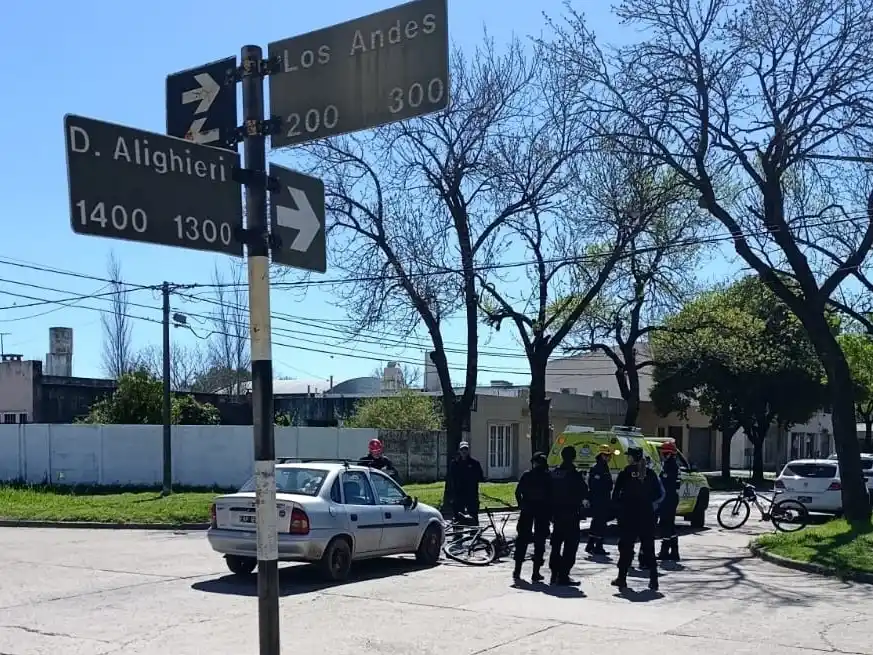 Fuerte choque con un auto y dos bicicletas involucradas.