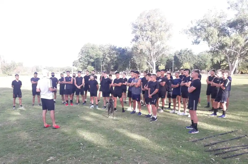 Futbolistas de diferentes ciudades entrenan en San Pedro en busca de una oportunidad en clubes de la AFA