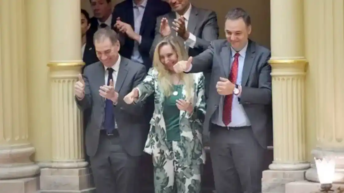 Karina Milei y Manuel Adorni aplaudieron de pie a Patricia Bullrich