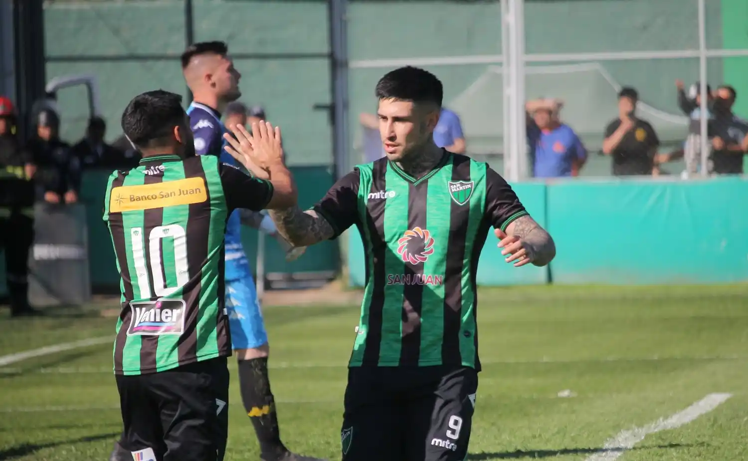 FOTO PRENSA SAN MARTÍN González y Franco, en el festejo del segundo gol, ante la resignación de Temperini.