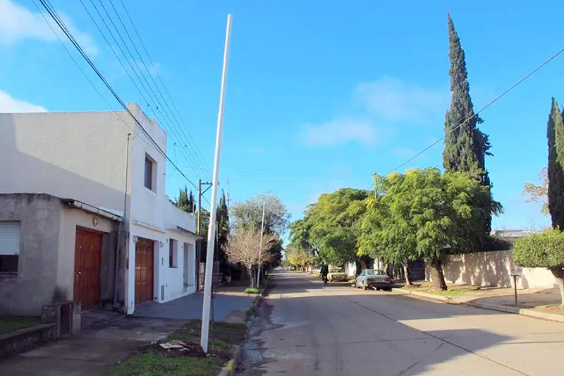 Trabajan en la colocación de luminaria en calles de Lobería